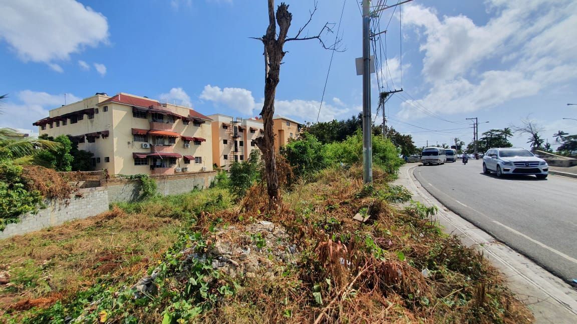 solares y terrenos - Solar en esquina en corales del sur 2