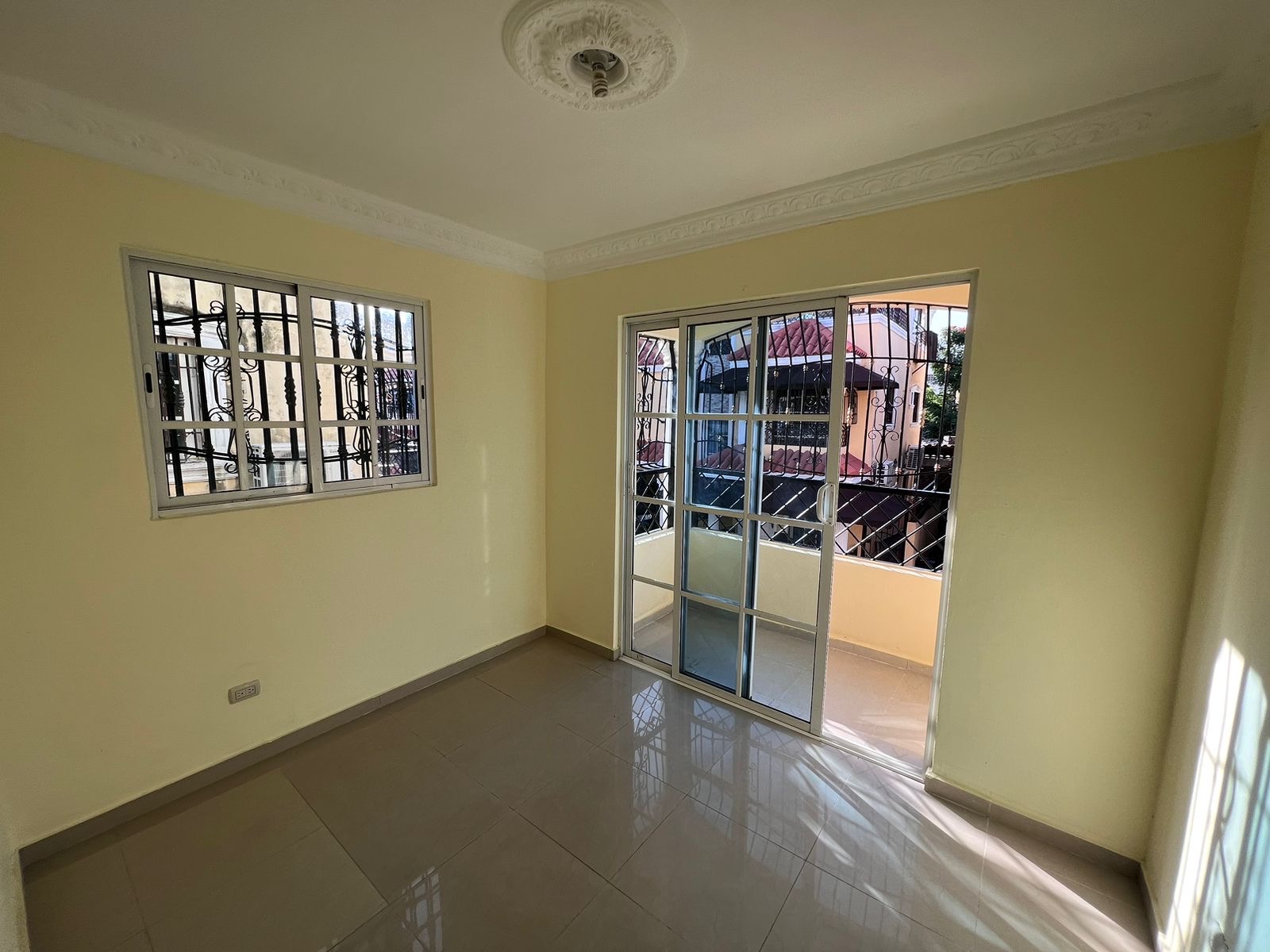 casas - venta de casa en vista hermosa cerca de la avenida mella Santo Domingo este  6