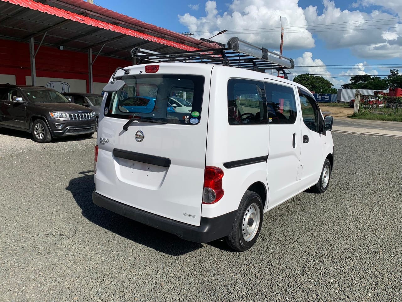 jeepetas y camionetas - NISSAN NV 200 .                          9