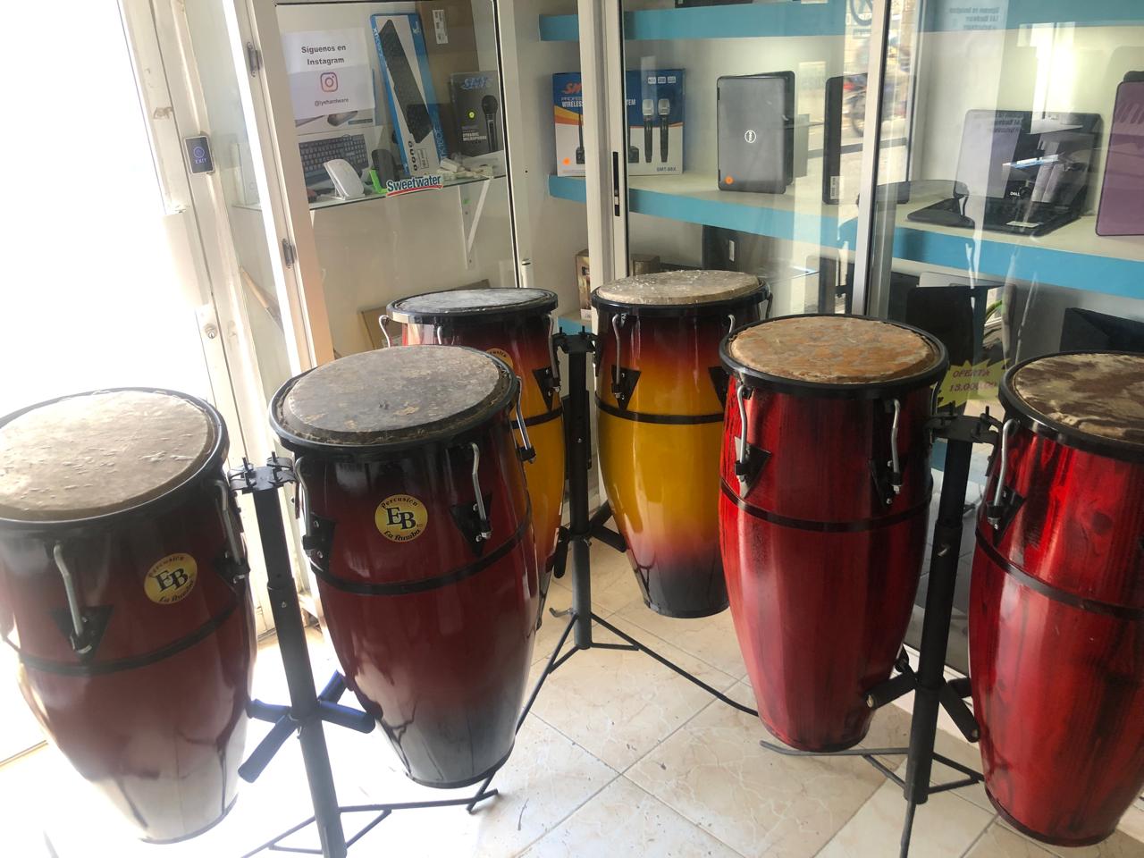 instrumentos musicales - Congas Criollas con su pedestal de Colores Diferen