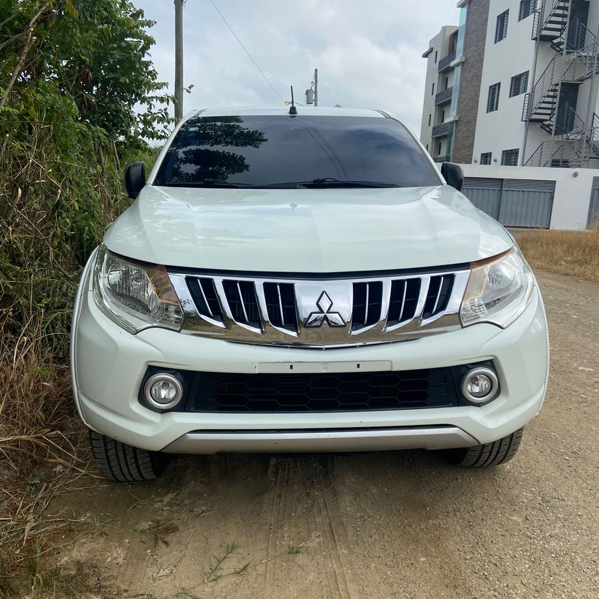 jeepetas y camionetas - mitsubishi l200 2013 0