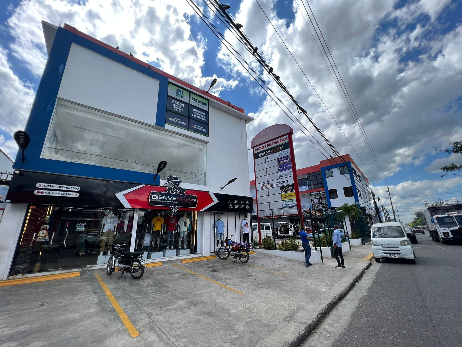 otros inmuebles - Vendo plaza comercial en la Charles de Gaulle 9