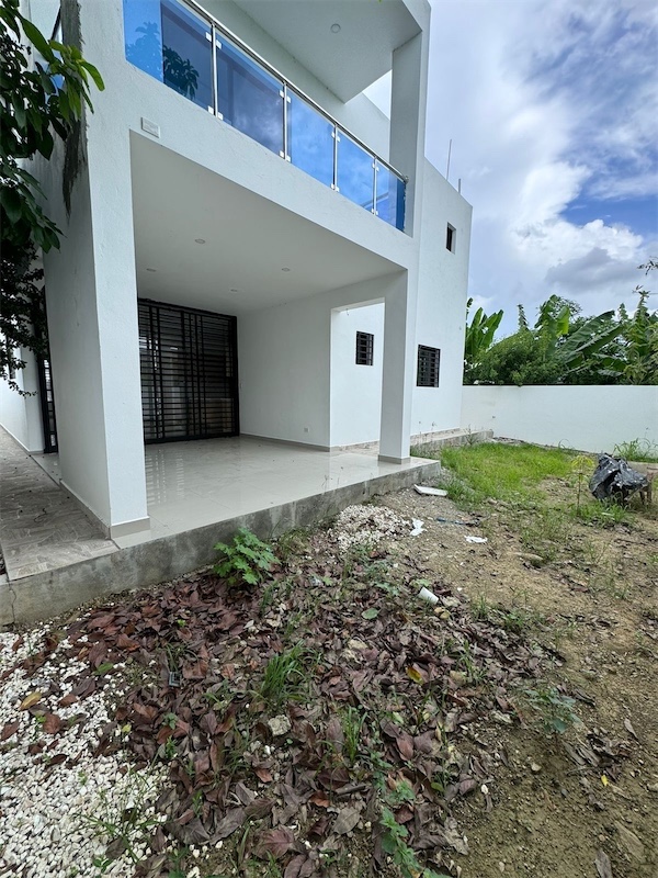 casas - Casa De dos niveles moderna en Proyecto cerrado. 5