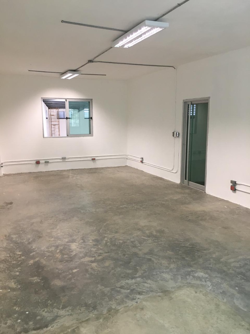 oficinas y locales comerciales - Vendo Nave en Herrera 
Precio us$ 590,000 3