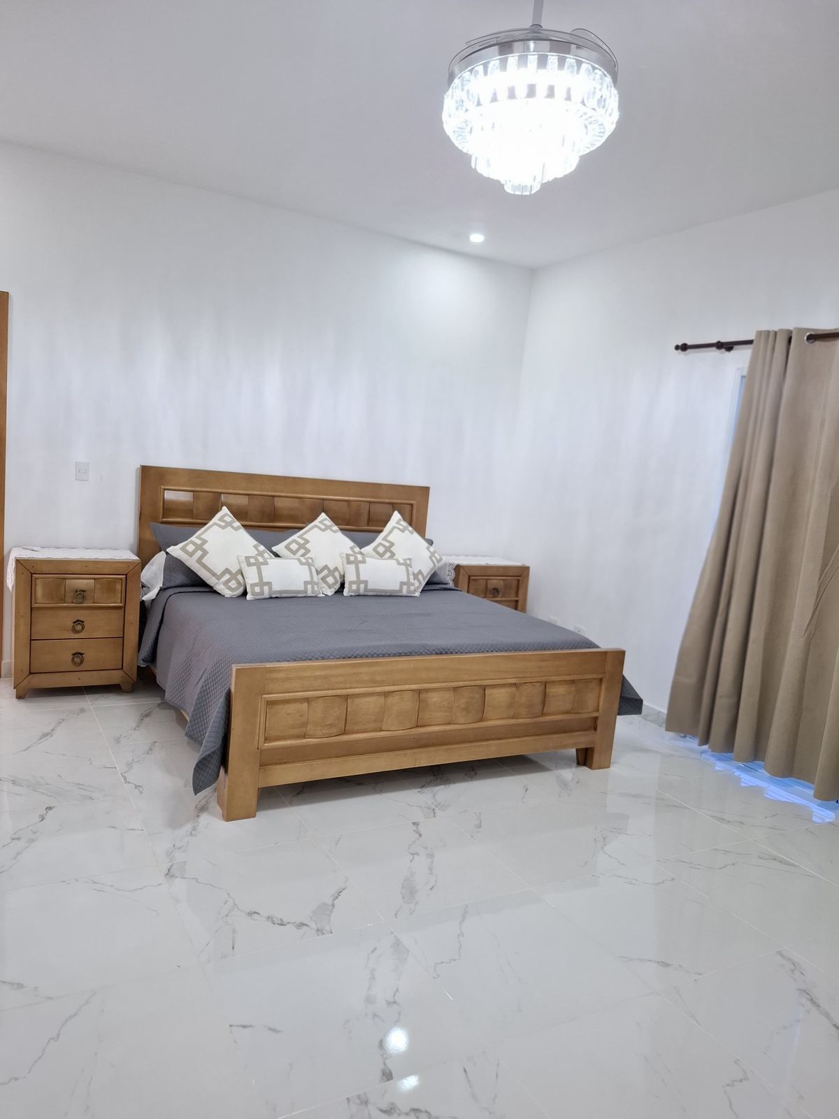 casas vacacionales y villas - Elegante villa de 5 dormitorios a 3 minutos de la playa  a buen precio nueva  2