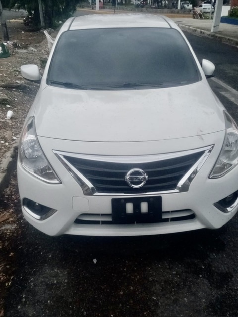 carros - Vendo nissan versa transmisión mecánica buenas condiciones  0