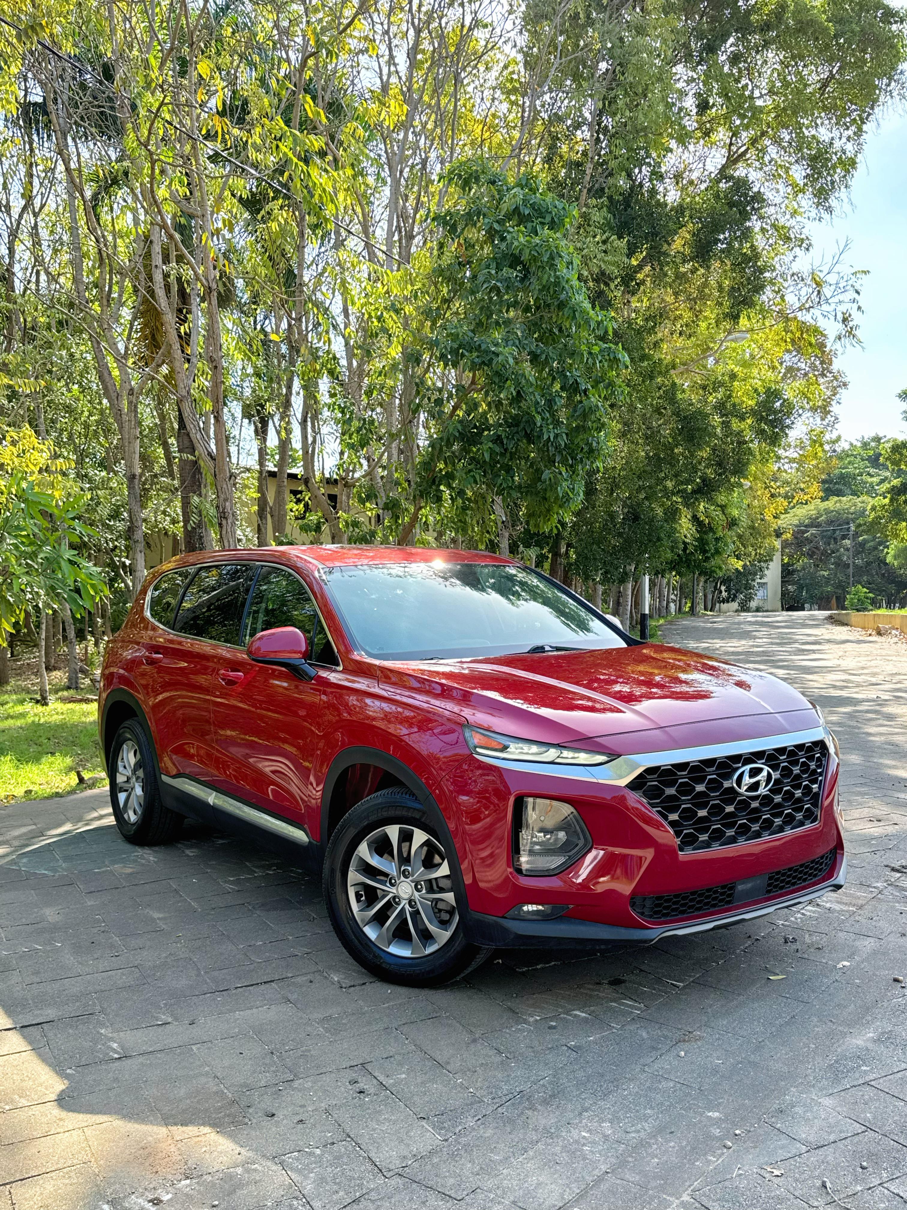 jeepetas y camionetas - Aprovecha y montate en esta impecable lujosa hyundai santa fe 2019  0