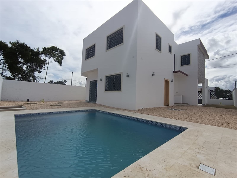 casas vacacionales y villas - Venta de Villa de 2 niveles con piscina en Bavaro punta cana zona turística