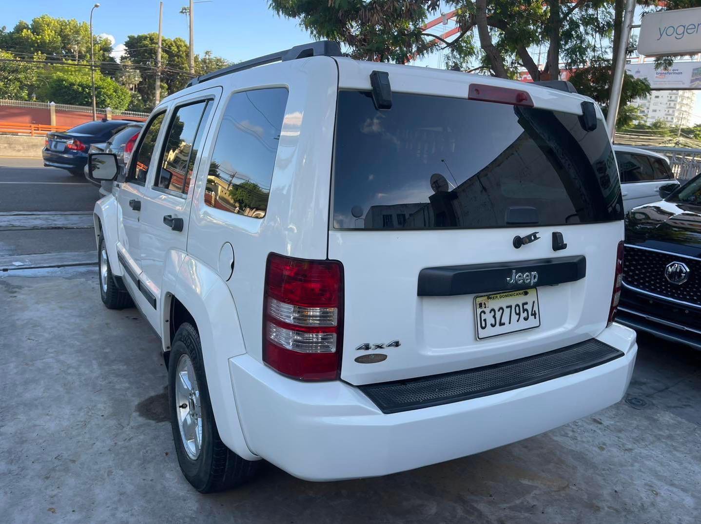 jeepetas y camionetas - JEEP LIBERTY 2010 3