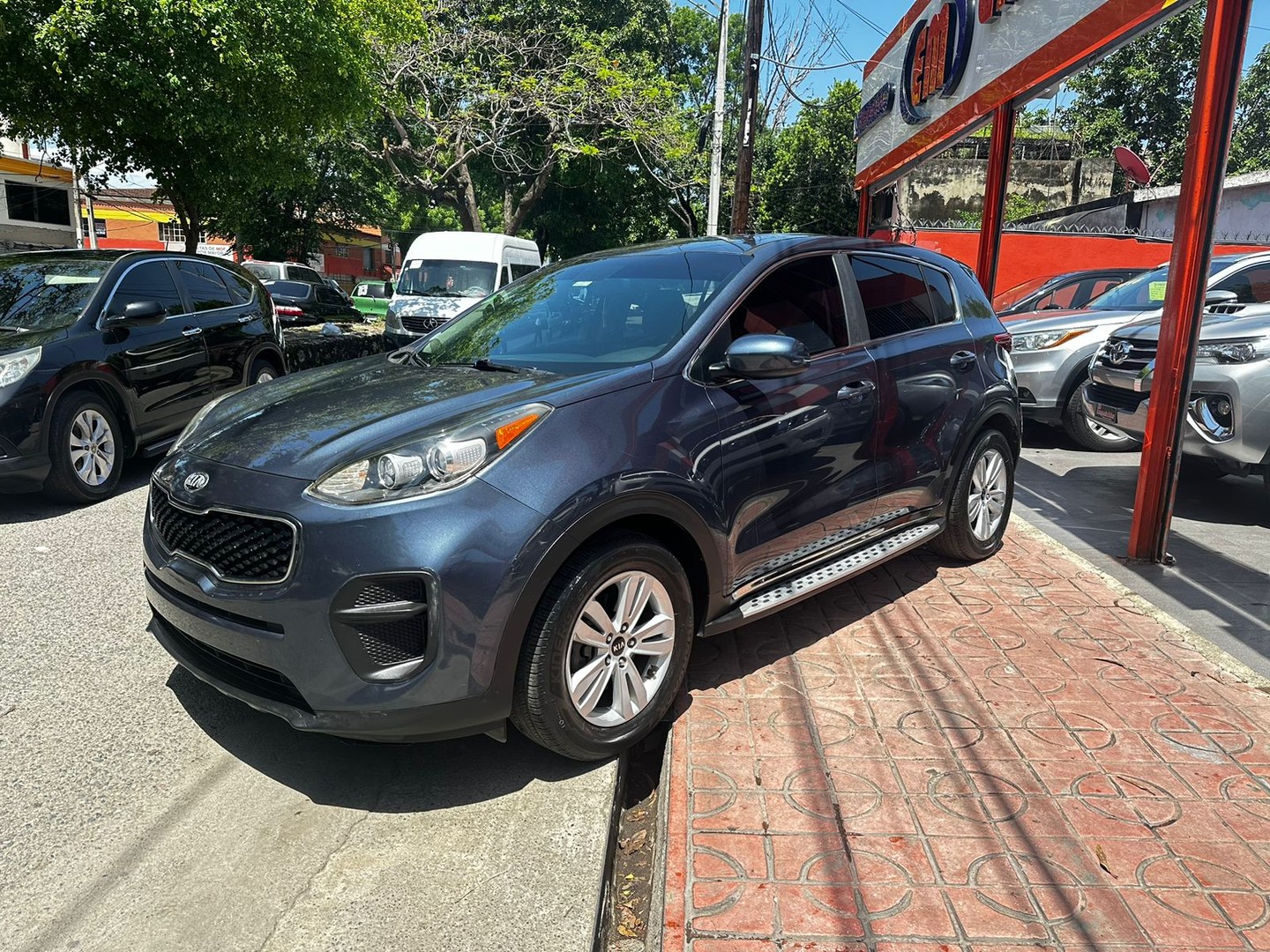 jeepetas y camionetas - Kia Sportage LX 2017
RD$ 960,000.00 7