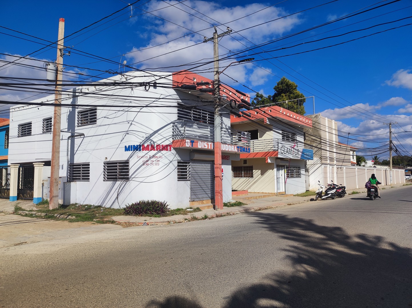 oficinas y locales comerciales - Locales Comerciales En Alquiler en La Entrada de Residencial Villa España.
 0