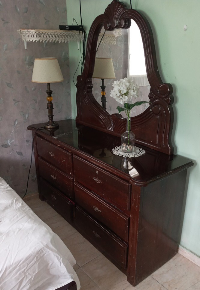 muebles y colchones - Gabetero en Caoba madera preciosa con Espejo Enmarcado  1
