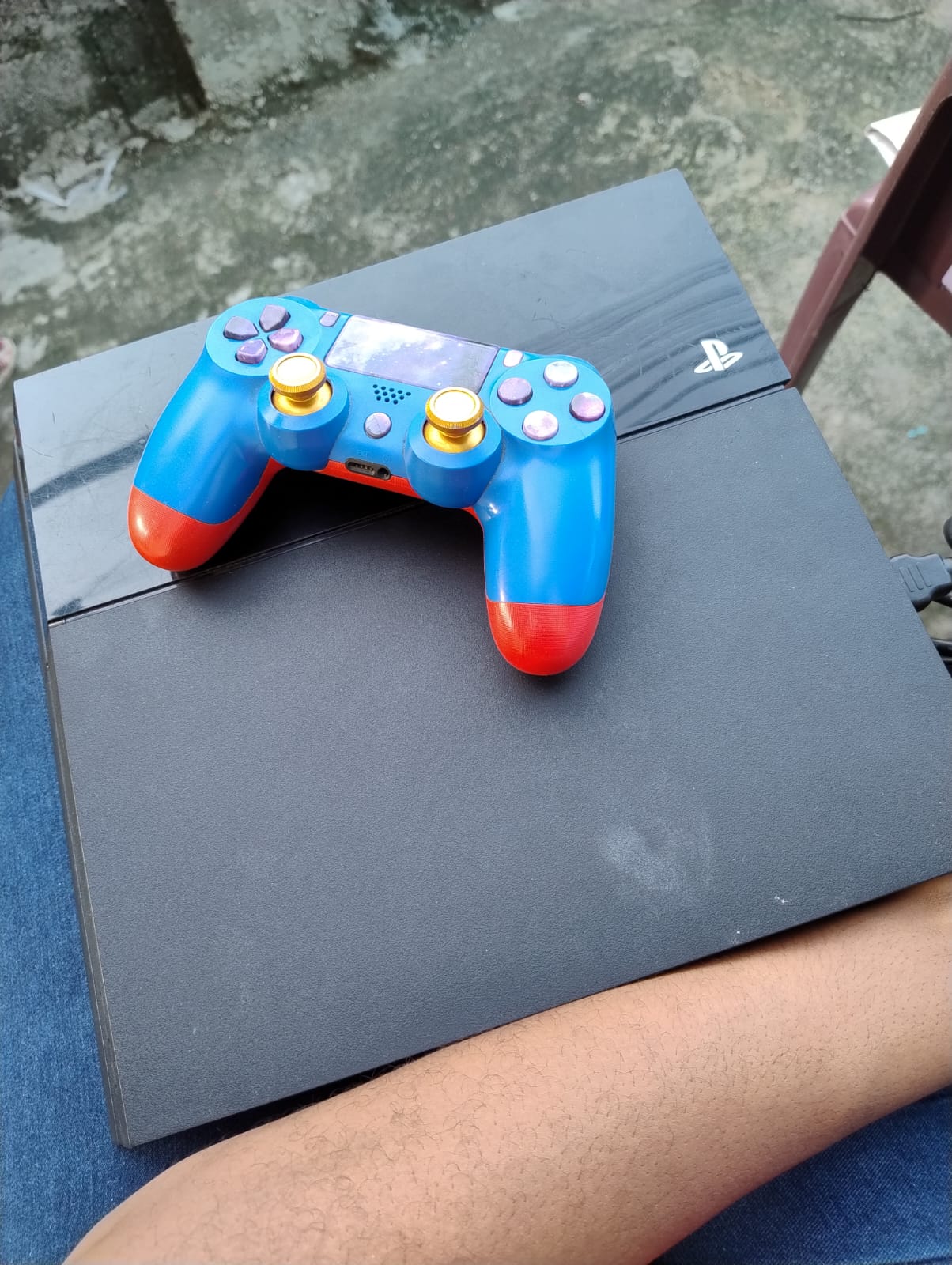 consolas y videojuegos - PS4 de 635 esta haqueado funciona al 100 tiene todo sus accesorios 3