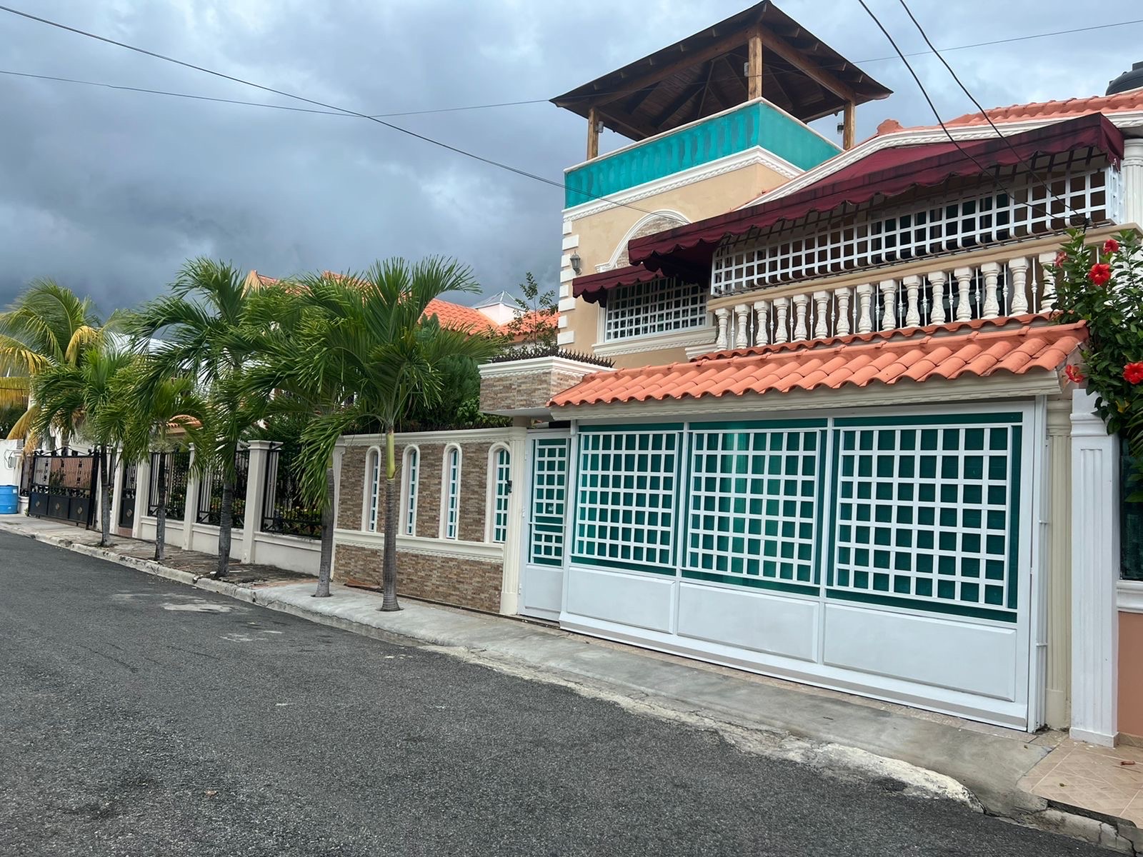 casas - venta de casa de lujo en el mirador del este Santo Domingo este 