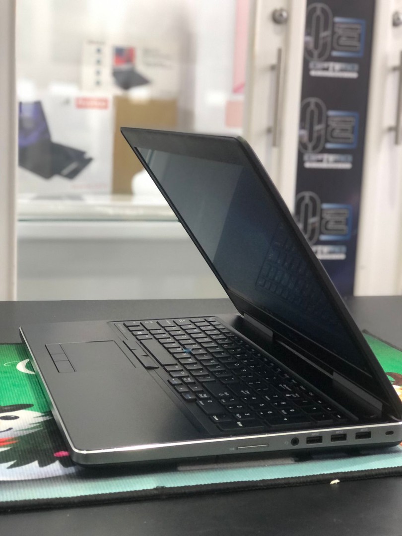 computadoras y laptops - Laptop Dell Precision 7510 i7 de 6Ta, 8GB de Ram DDR4 256GB SSD Nvidia M800M 4GB 5