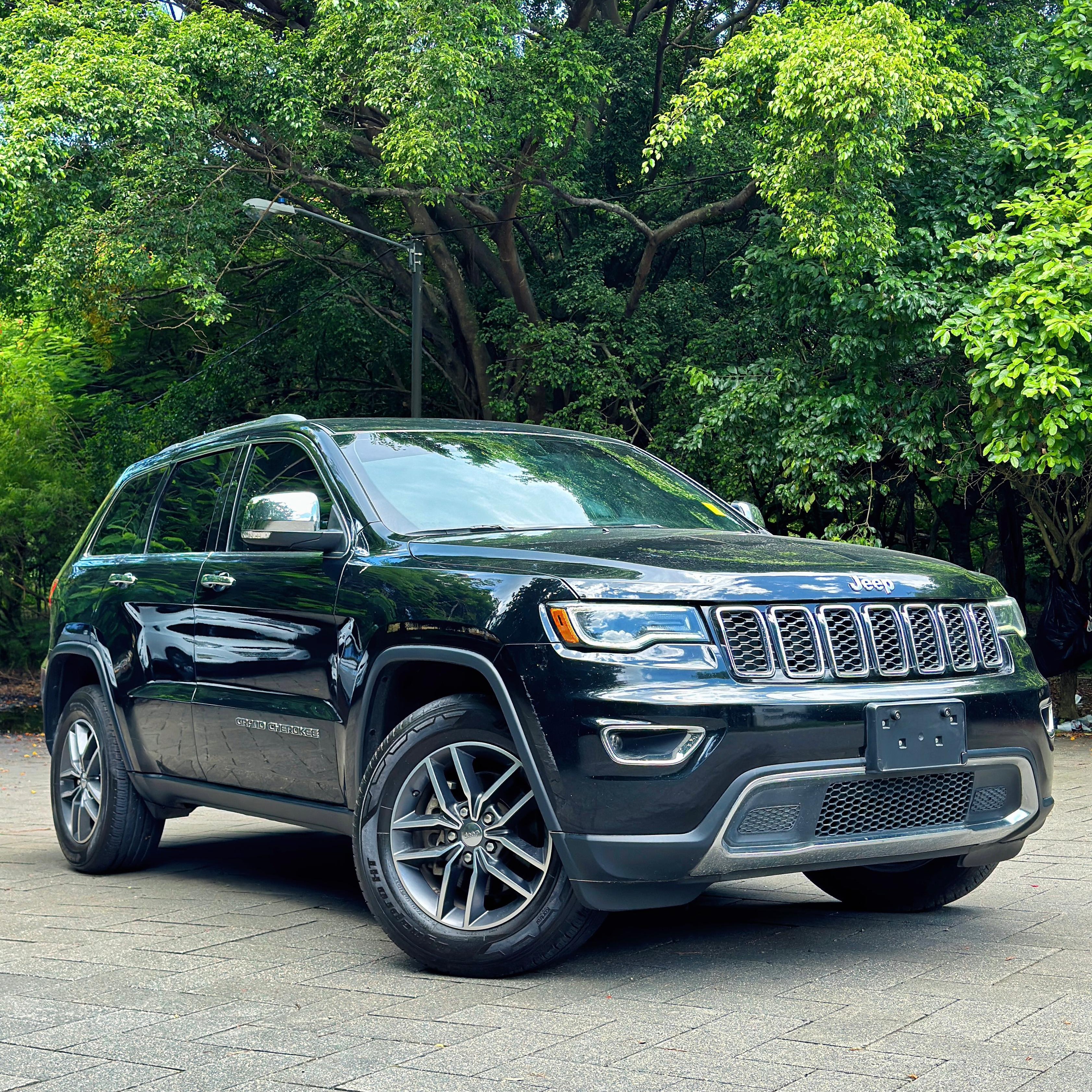 jeepetas y camionetas - Montate en esta impecable lujosa confortable gran cherokee limited 2018 4x4