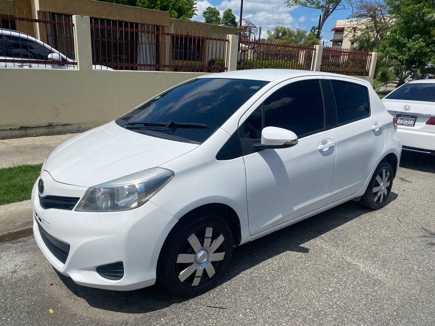 carros - Toyota Vitz 2013