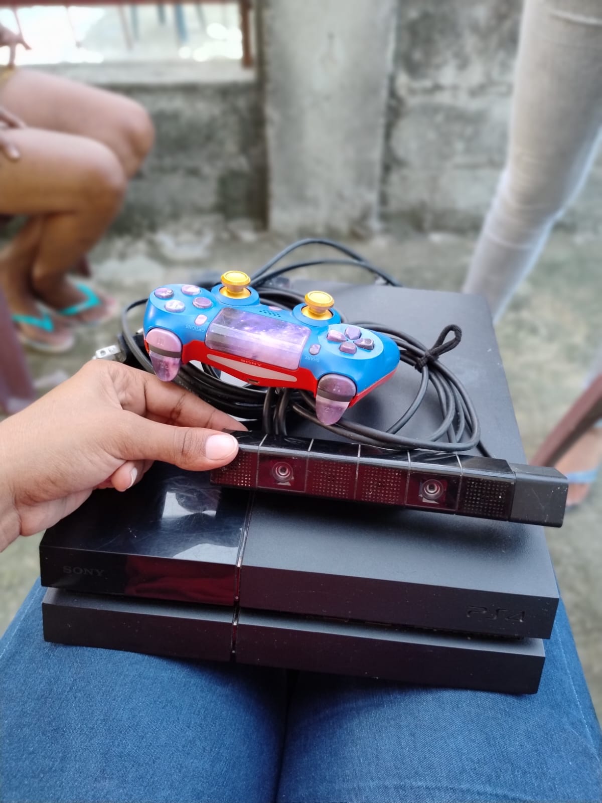 consolas y videojuegos - PS4 de 635 esta haqueado funciona al 100 tiene todo sus accesorios 4