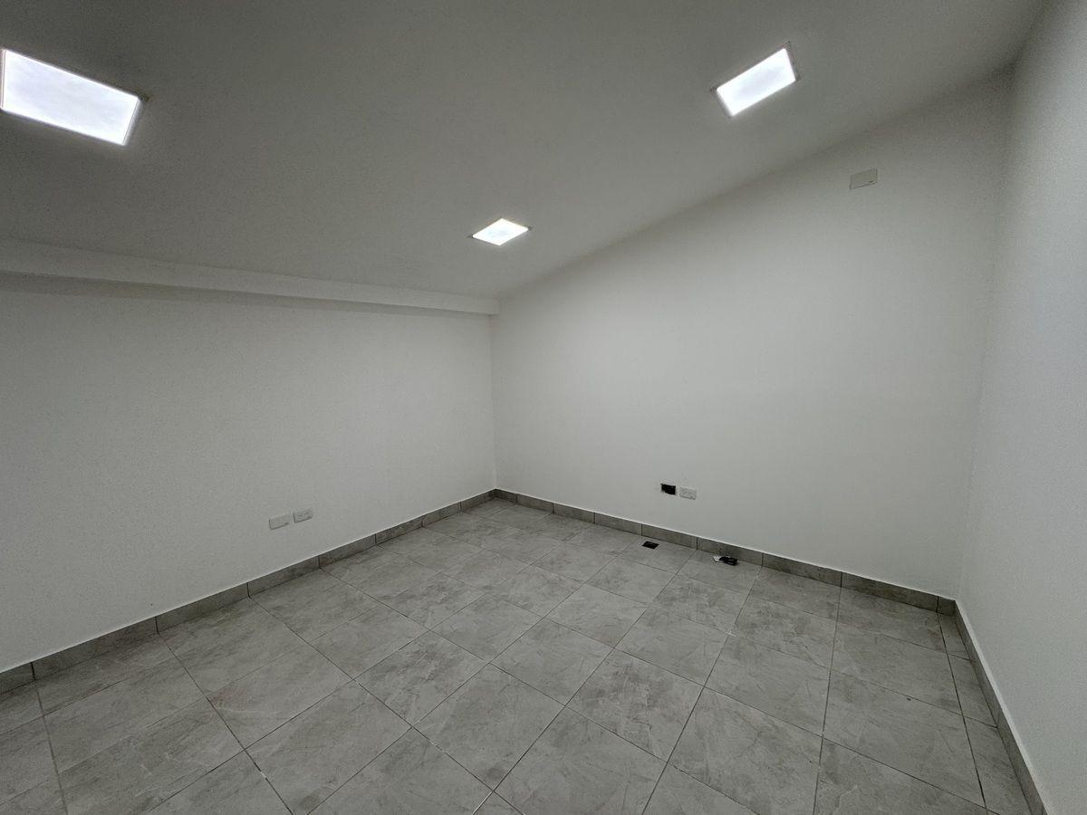 oficinas y locales comerciales - Alquilo local comercial en 1er nivel con 3 parqueos 9