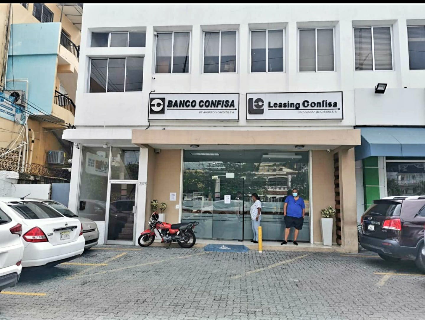 oficinas y locales comerciales - SE RENTA LOCAL DE 110 METRO EN AV.ROMULO BETANCOUR 0