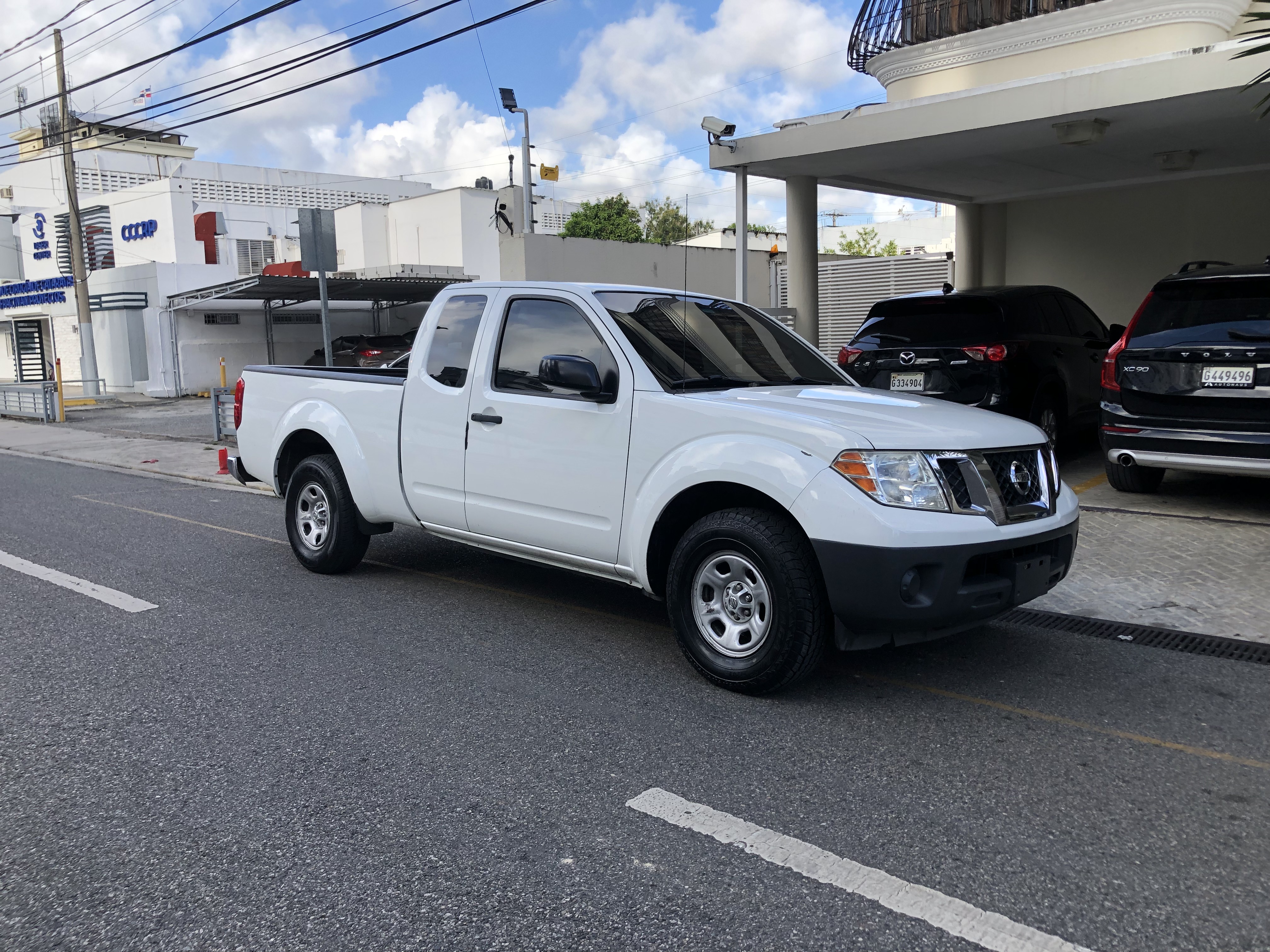 jeepetas y camionetas - Camioneta NISSAN FRONTIER 2015 cabina y media 