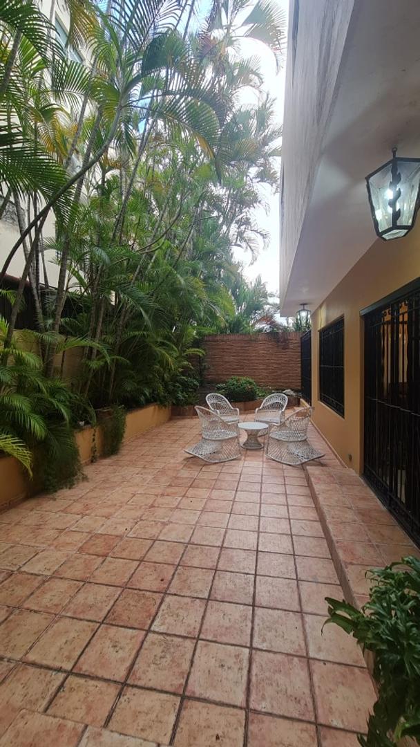 casas - Vendo casa grande en zona exclusiva, cerca de la Núñez  1