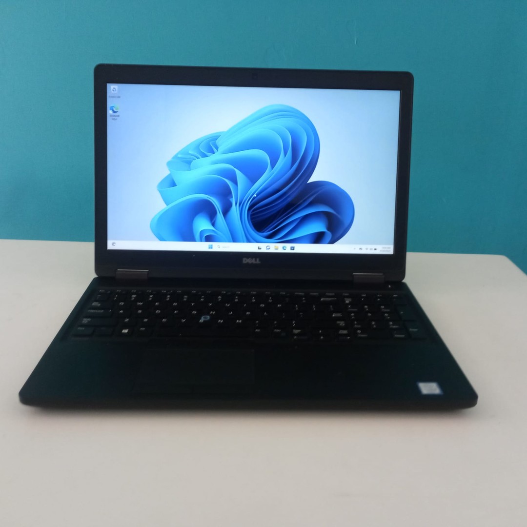 computadoras y laptops - Laptop, Dell Latitude 5580 / 7th Gen, Intel Core i5 / 8GB DDR4 / 256GB SSD

REGR 1