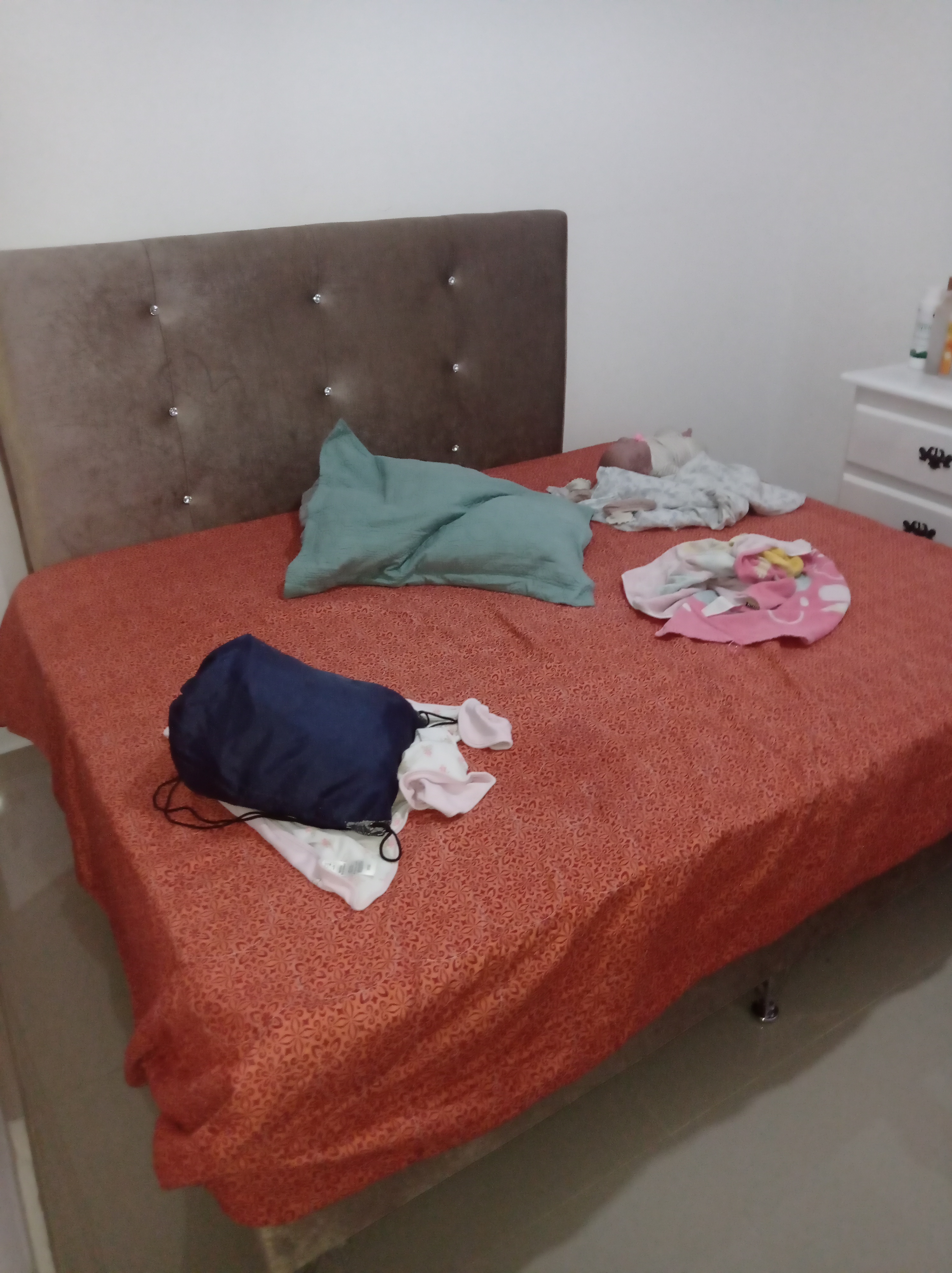 muebles y colchones - Vendo cama full con colchon incluido.