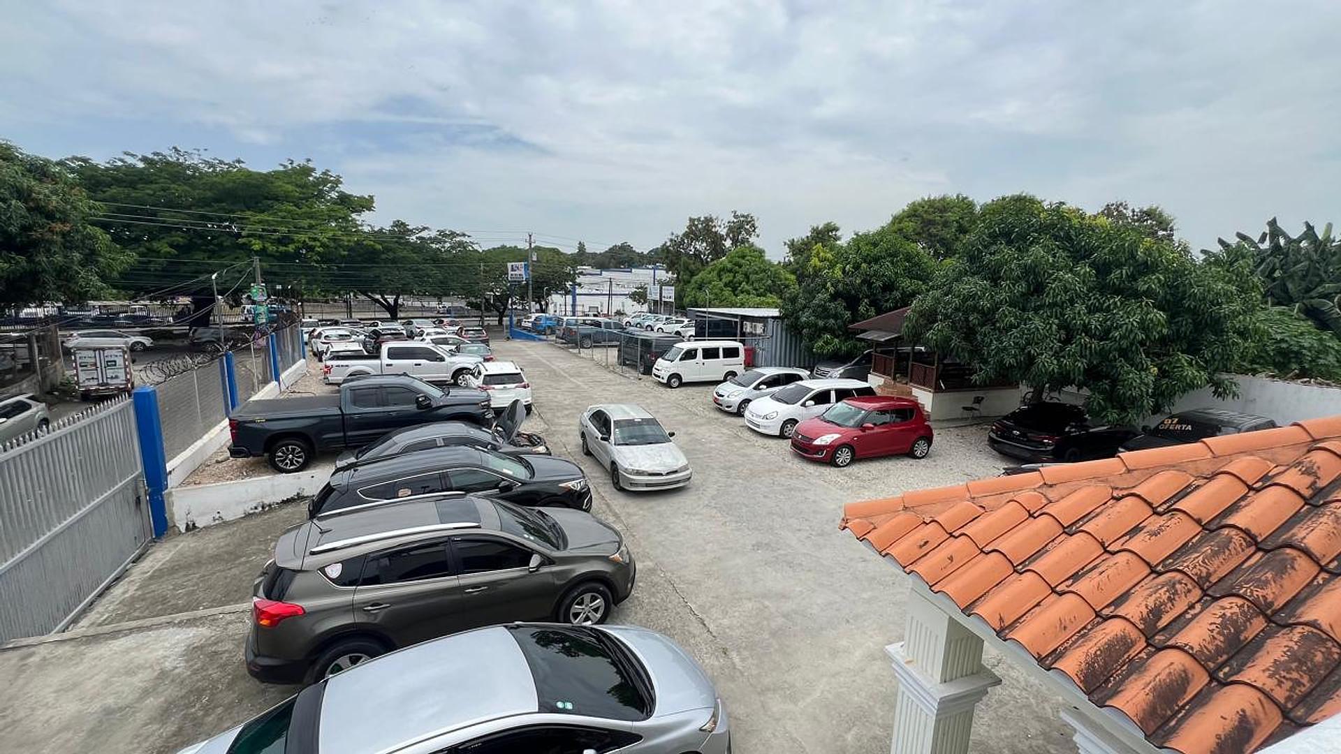 solares y terrenos - Terreno con construcción en la prolongación 27 de febrero Santo Domingo