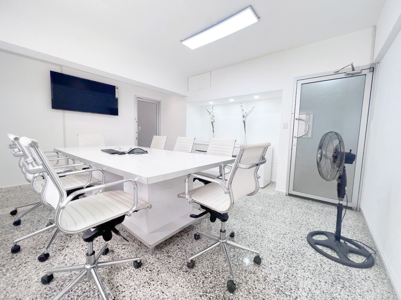 oficinas y locales comerciales - Piantini oficina amueblada 160m2 2do piso 8