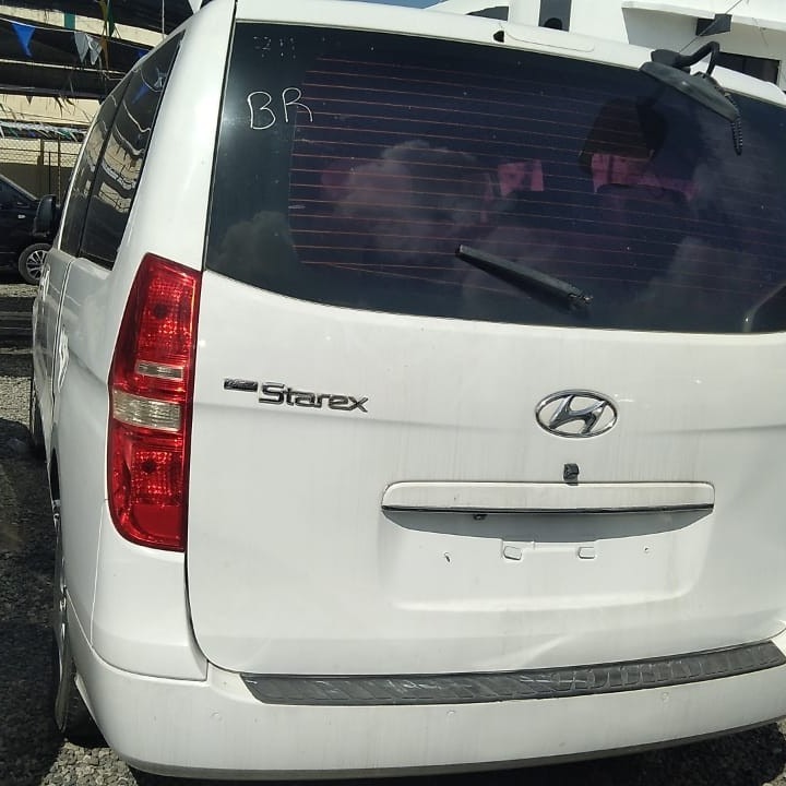 jeepetas y camionetas - HYUNDAI STAREX 2017 BLANCA DESDE: RD$ 1,250.100.00 4