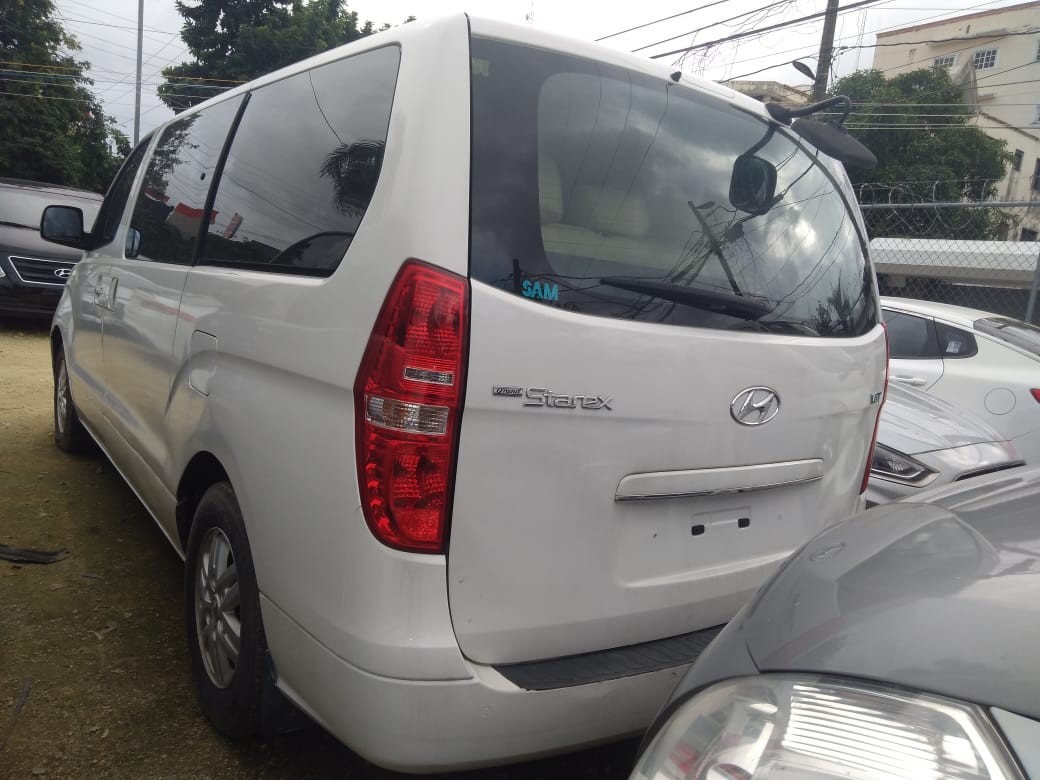 jeepetas y camionetas - HYUNDAI GRAND STAREX 2017 BLANCA 5