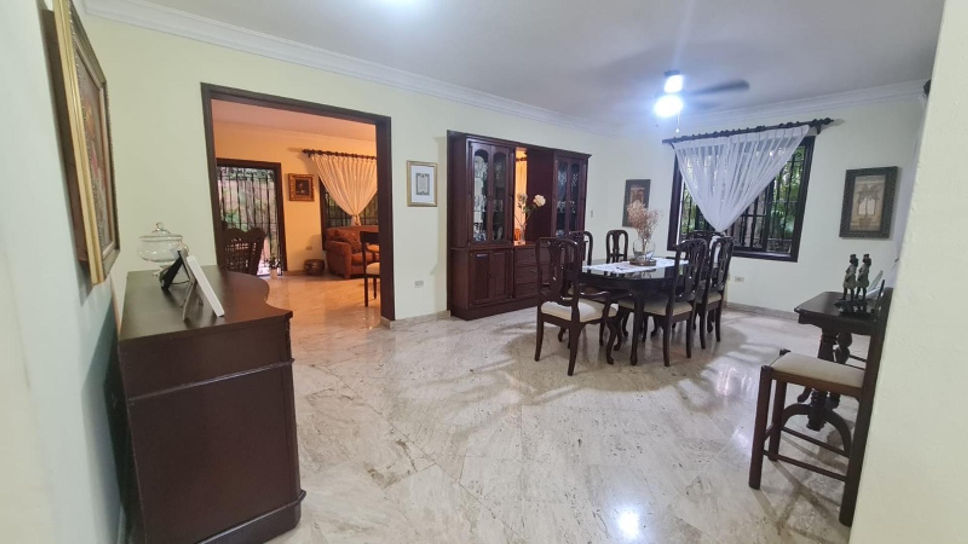 casas - Vendo casa grande en zona exclusiva, cerca de la Núñez  3