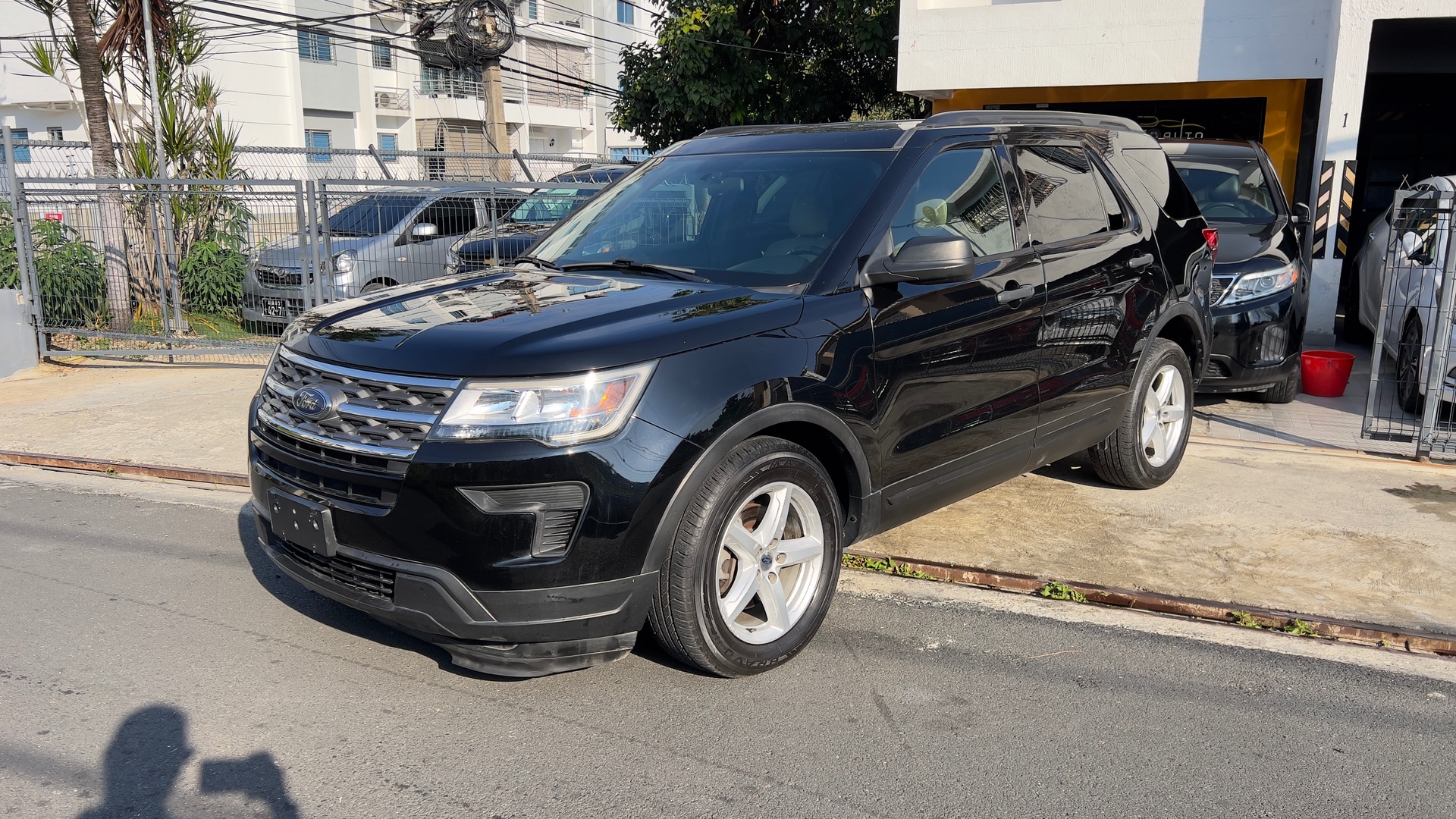 jeepetas y camionetas - FORD EXPLORER 2019 / 3 FILAS DE ASIENTOS / DE LA CASA / 68MIL KM