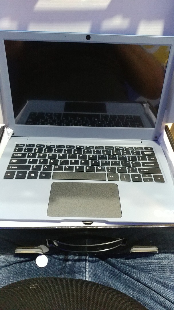 computadoras y laptops - Laptop Evoo nueva con microsoft 365.
