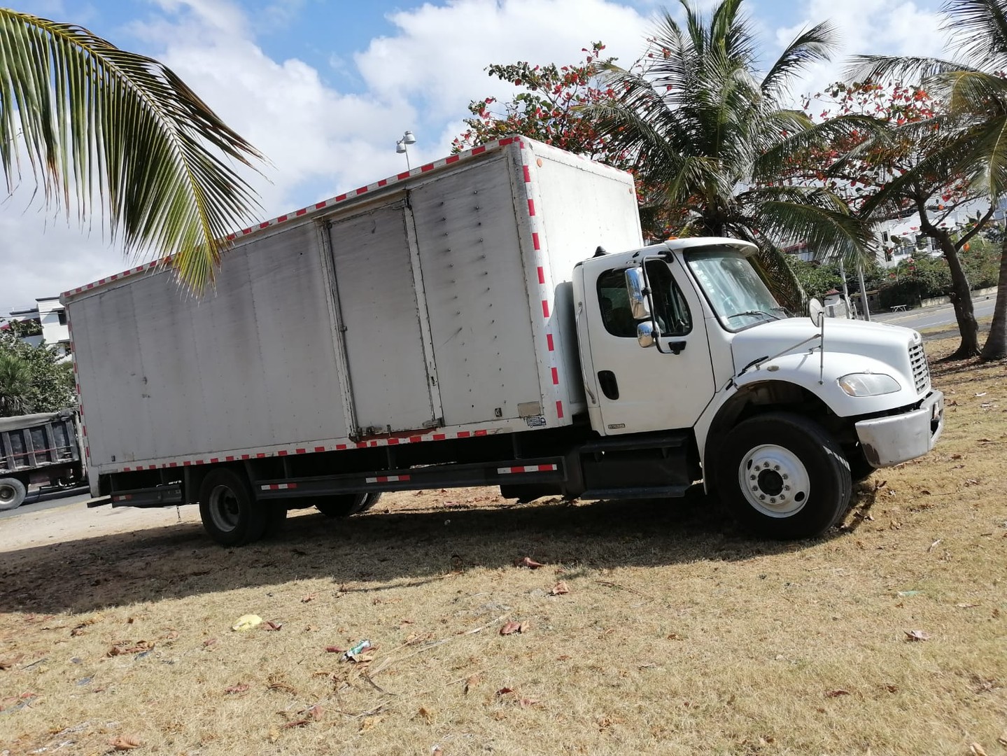 camiones y vehiculos pesados - Camión Freightliner M2-106 de 10 cambios año 2012 6