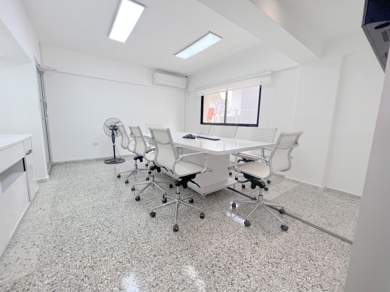 oficinas y locales comerciales - Piantini oficina amueblada 160m2 2do piso 9