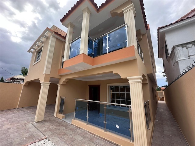 casas - Venta de casa en la autopista de san Isidro Santo Domingo este con 4 hab 2