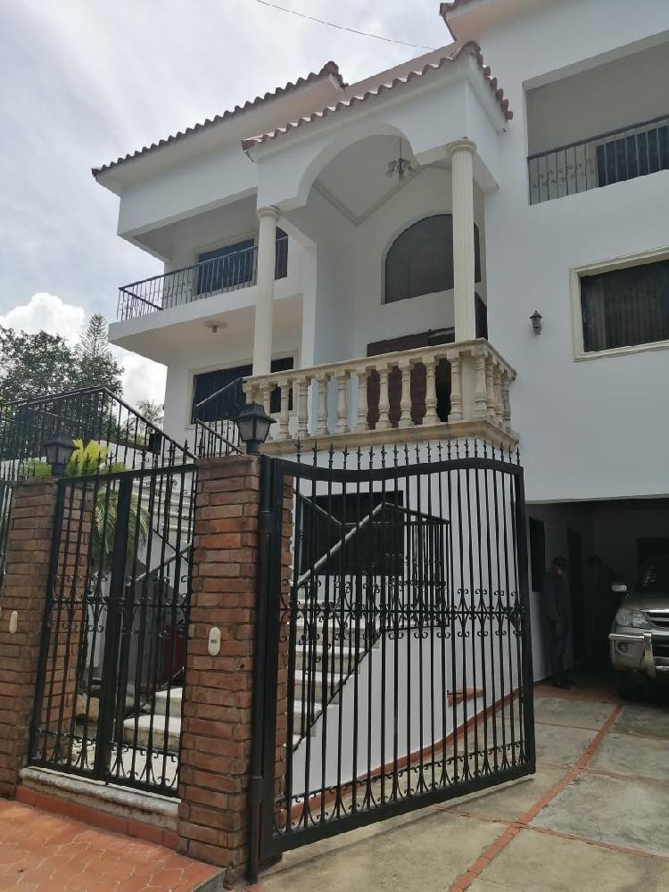 casas - Altos de Arroyo Hondo III, Distrito Nacional, Santo Domingo
Hermosa y espaciosa 