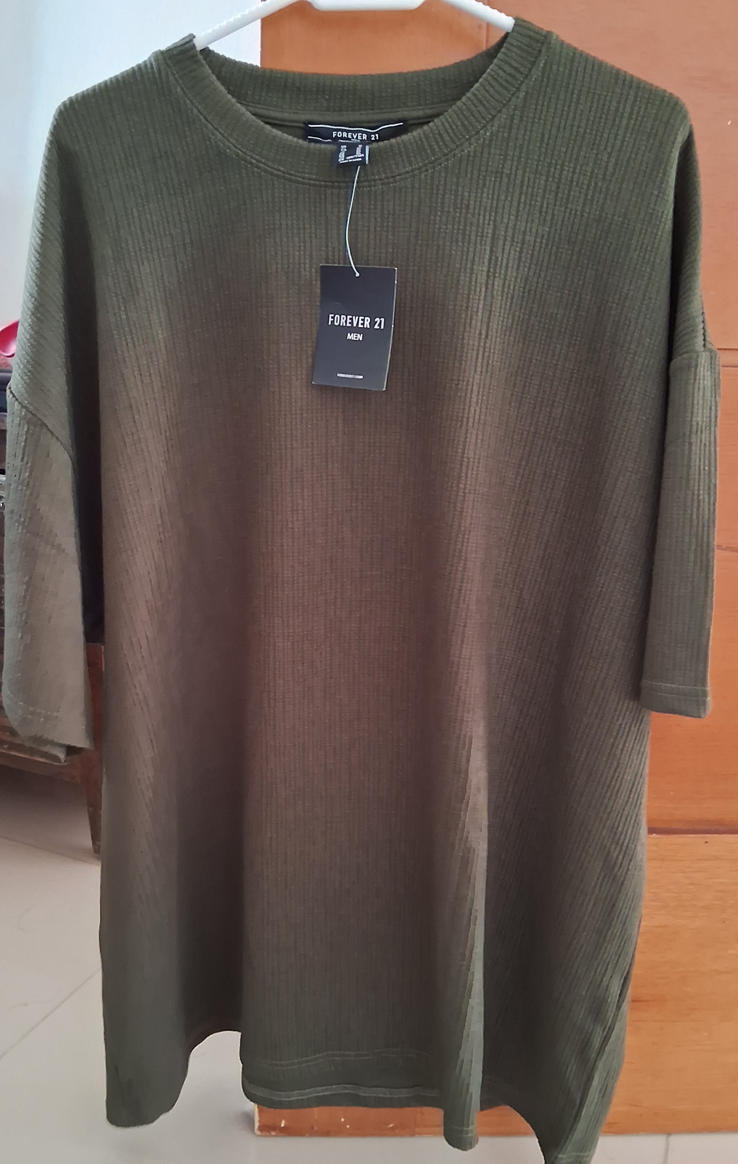 ropa para hombre - El color es verde oscuro la talla corre grande 