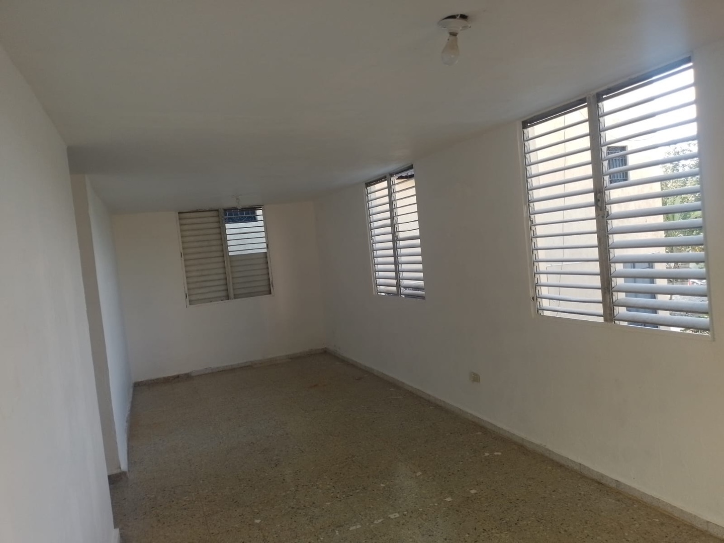 oficinas y locales comerciales - Alquilo local comercial en 4000 dolares . ensanche quisqueya 6