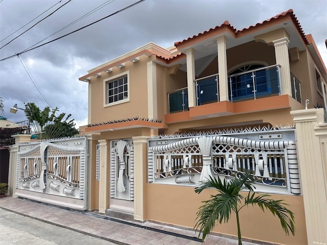 casas - Venta de casa en la autopista de san Isidro Santo Domingo este con 4 hab 3