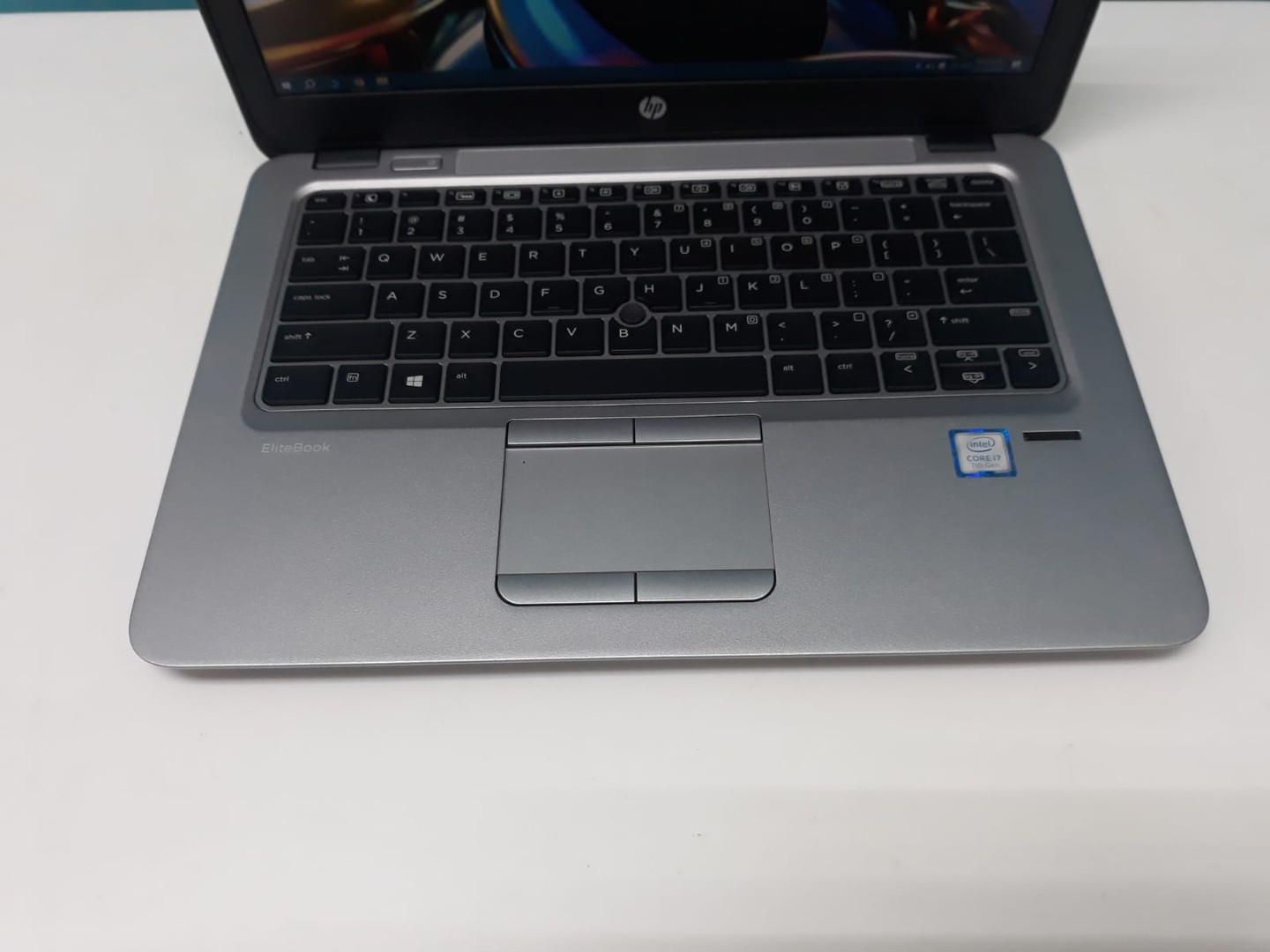 computadoras y laptops - Laptop, HP EliteBook 820 G4 / 7th Gen, Intel Core i7 / 8GB DDR4 / 256GB SSD
 4