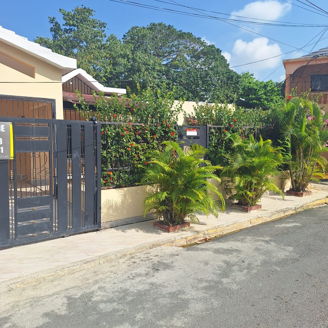 casas - Amplia casa de 3 habitaciones y patio en venta en Bayona Santo Domingo Oeste 