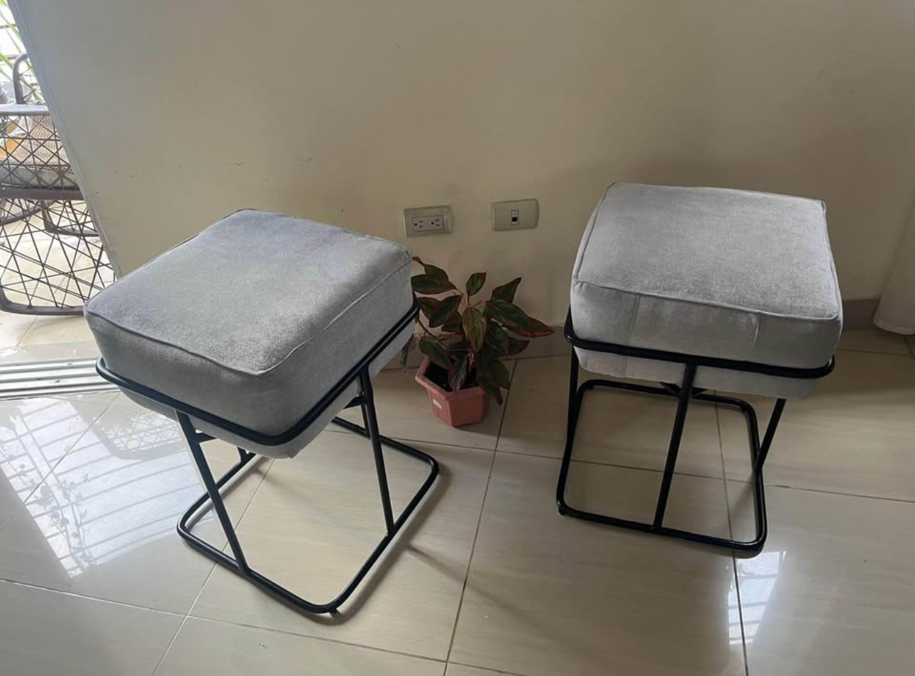 muebles y colchones - Mueble: 2 sofás, 1 mesa, 1 butaca y 2 taburetes  1