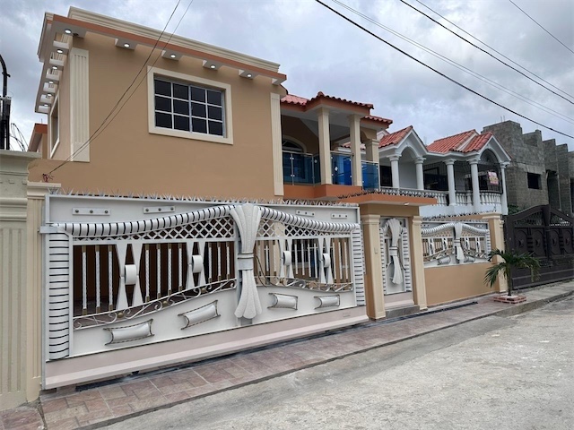 casas - Venta de casa en la autopista de san Isidro Santo Domingo este con 4 hab 7