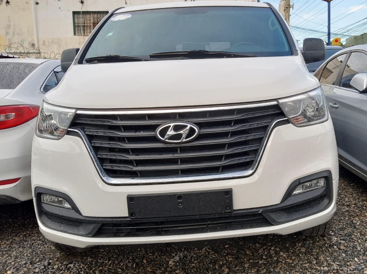 jeepetas y camionetas - HYUNDAI GRAND STAREX 2017 BLANCO 0