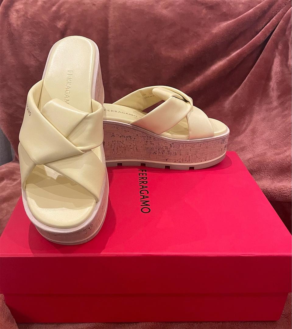 zapatos para mujer - Sandalias Salvatore Ferragamo, recién importada. (100% original)