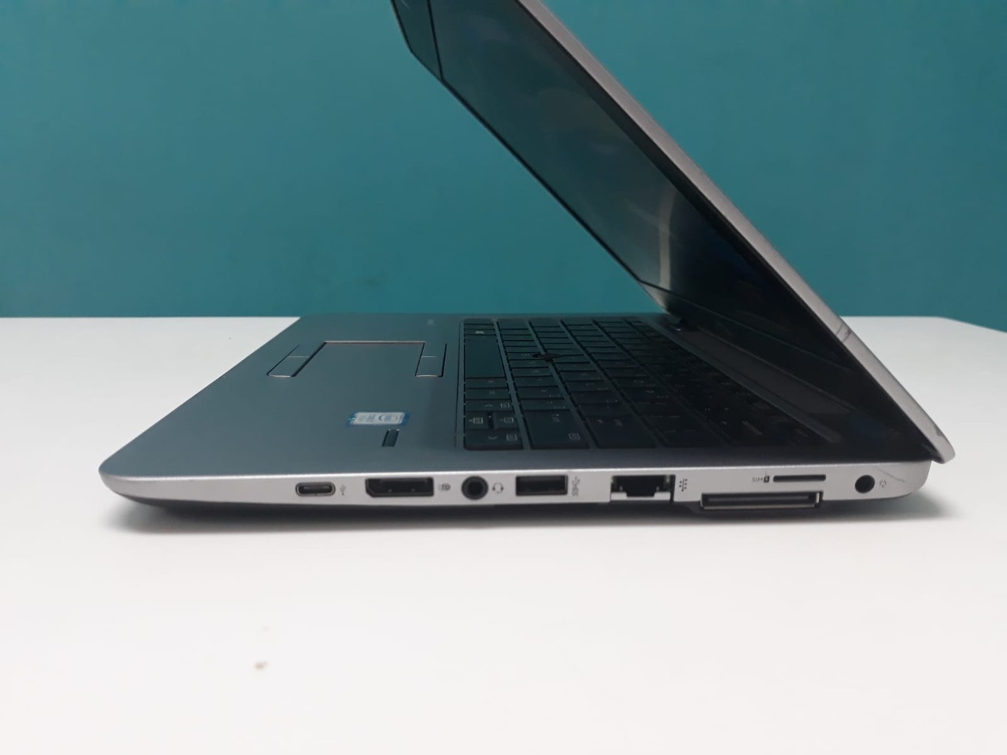 computadoras y laptops - Laptop, HP EliteBook 820 G4 / 7th Gen, Intel Core i7 / 8GB DDR4 / 256GB SSD
 7