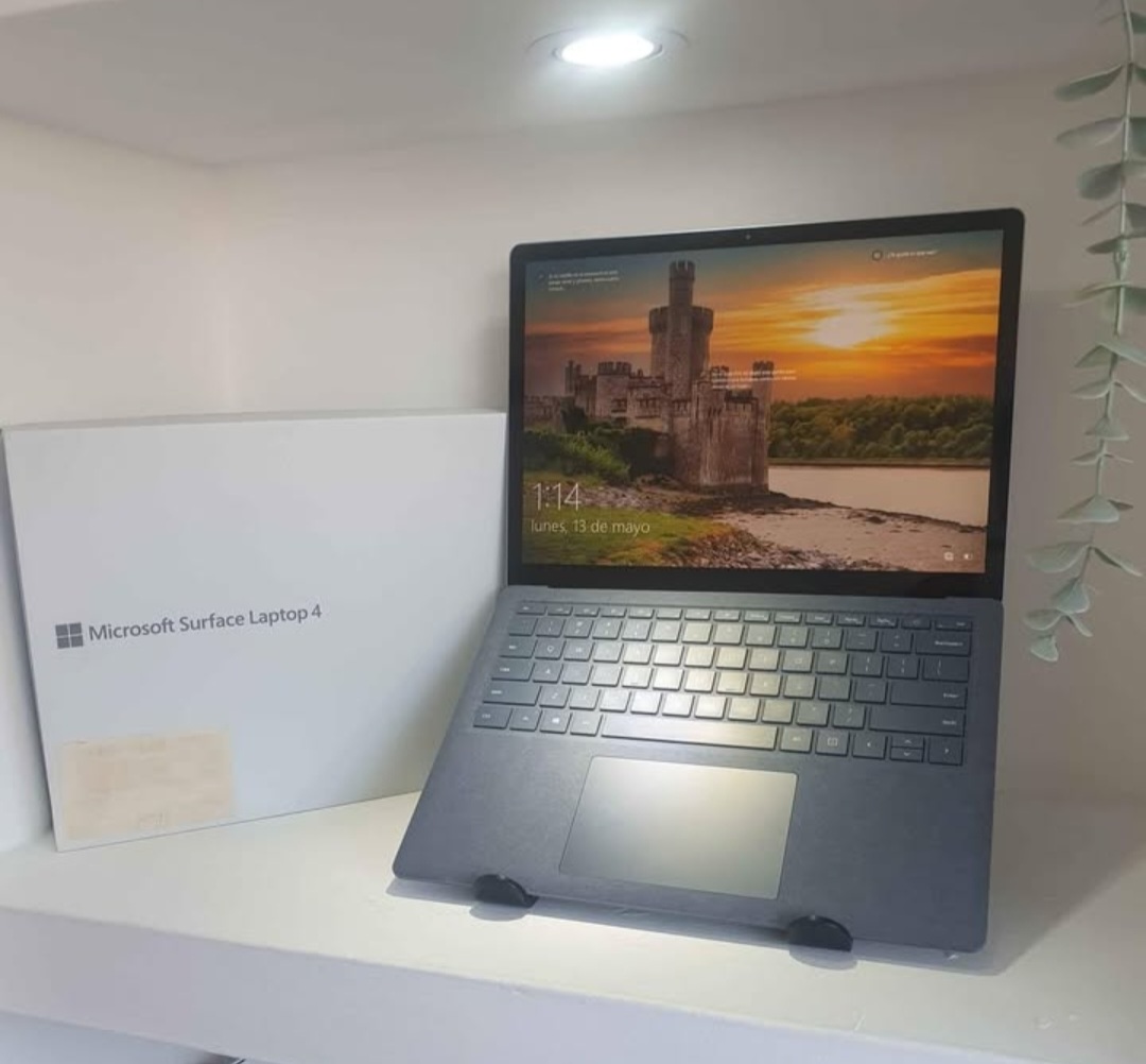 computadoras y laptops - Laptop Microsoft Surface 4, pant 14'' QHD, core i5, 256GB SSD, 8GB RAM, Nueva